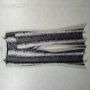 12124 Athena Marie green & black faux suede snakeskin print pants XL